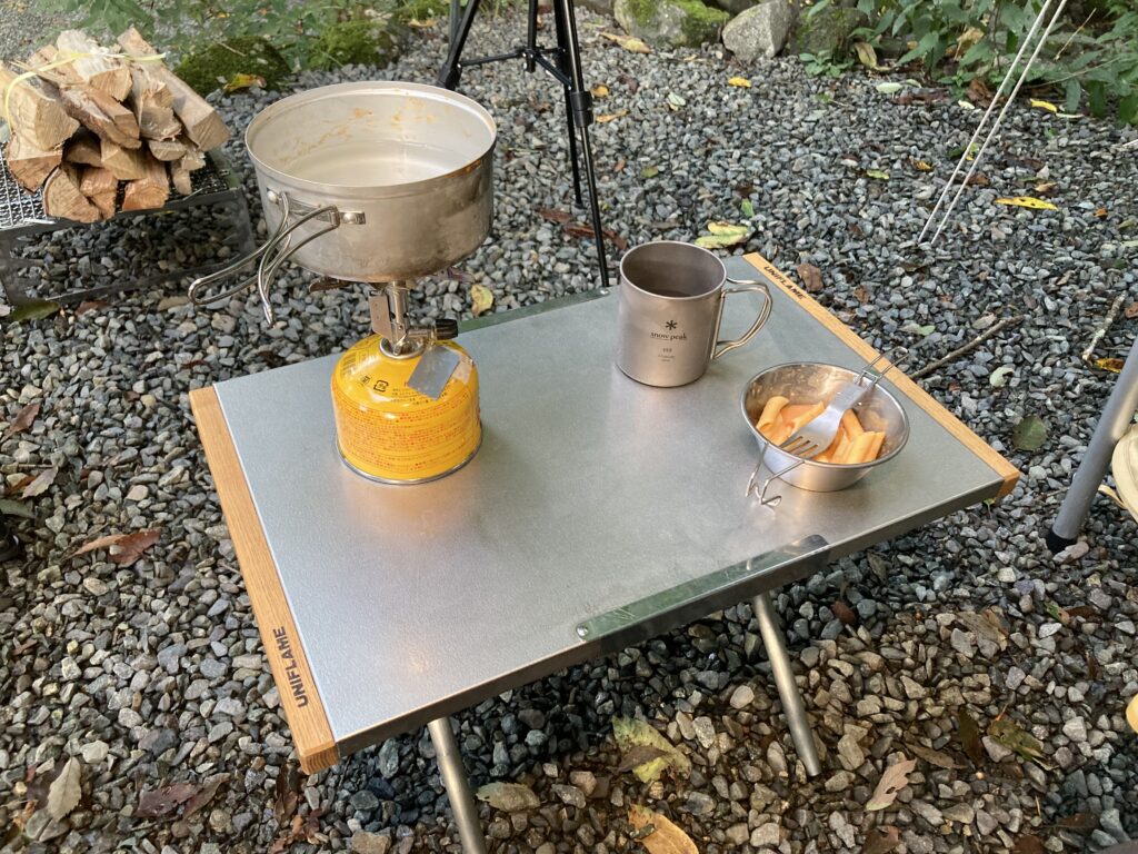 キャンプ用品　テーブル　バーナー　食器
